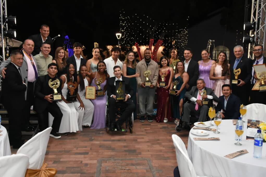 Autoridades, deportistas y líderes del deporte nacional se reunieron en una noche que exaltó el talento y la formación integral.