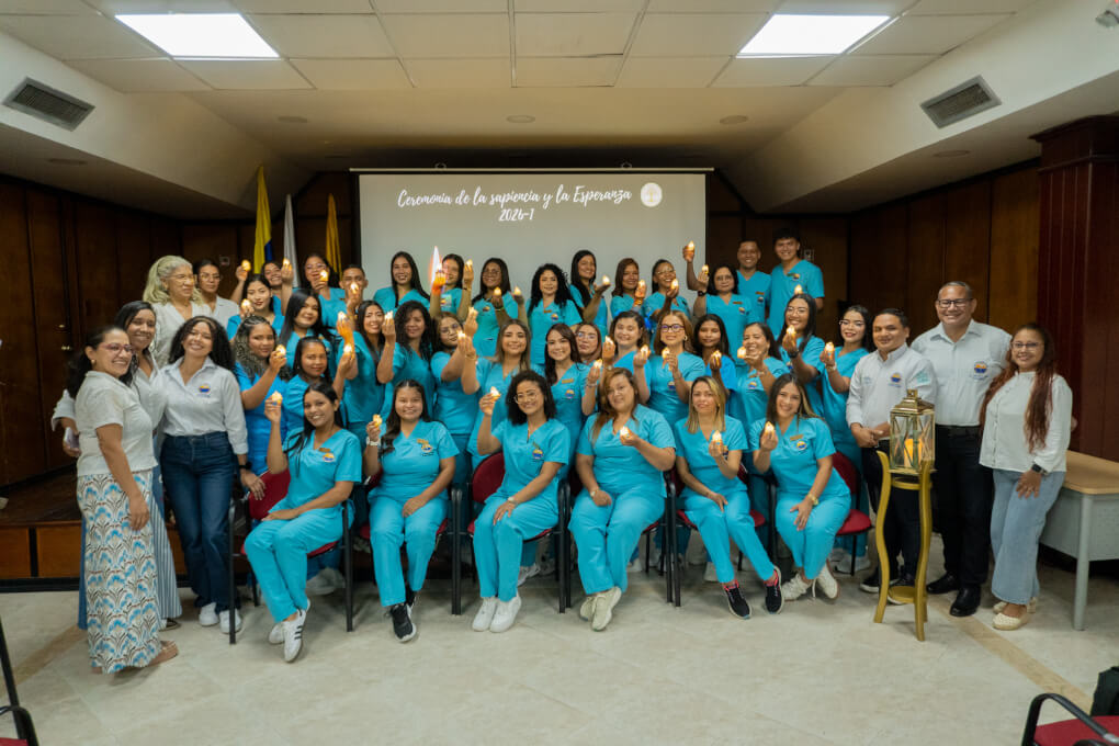 Estudiantes del Programa de Licenciatura en Literatura y Lengua Castellana participaron en la Ceremonia de la Luz, símbolo de su compromiso con la enseñanza y la transformación social.