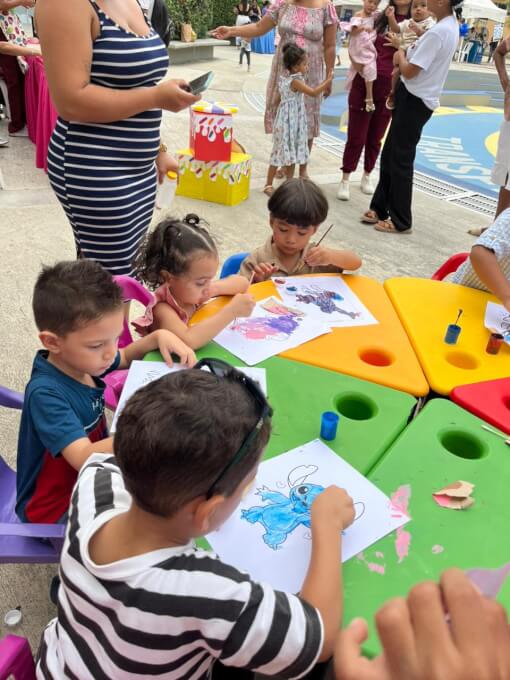 Niños participando en una actividad de coloreado durante la jornada de celebración del Día del Niño, realizada por la Licenciatura en Educación Infantil en la Universidad del Magdalena, como parte de las actividades lúdicas y pedagógicas del evento.