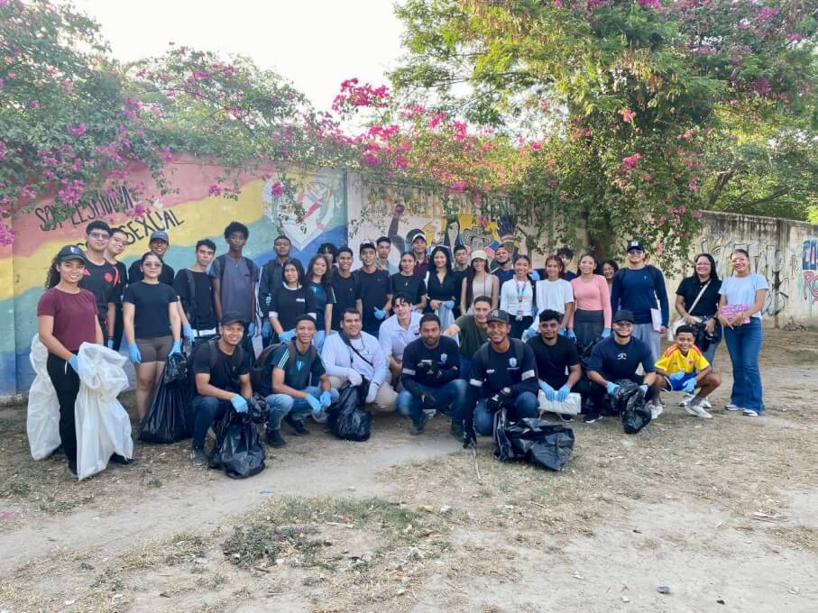 Estudiantes, directivos, funcionarios acompañados del equipo de Servicios Generales y una Asociación de Recicladores iniciaron la limpieza de nuestra Alma Mater.