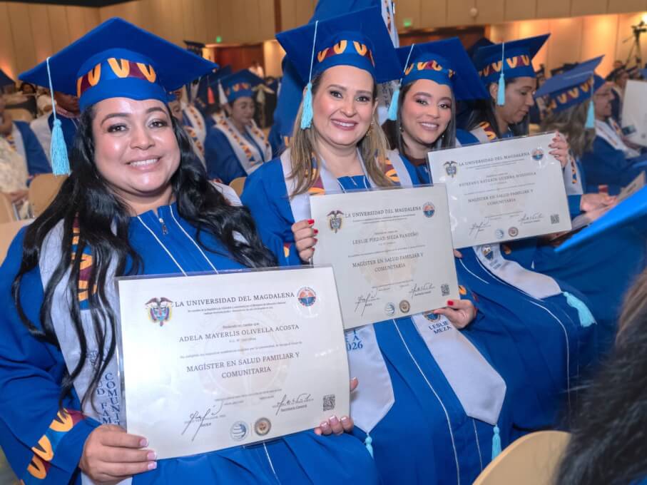 Nuevos magísteres en Salud Familiar y Comunitaria recibieron su grado.