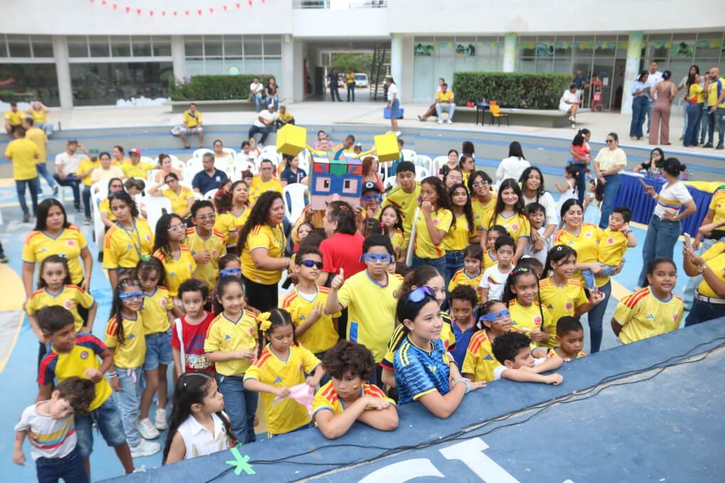 Con música, baile y mucha alegría, los niños y sus familias celebraron el cierre de una nueva edición del Campamento Vacacional de UNIMAGDALENA.
