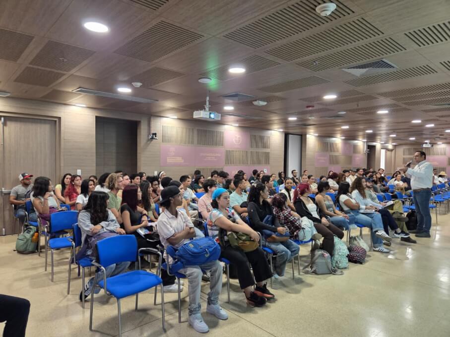 A través de su primera asamblea estudiantil del semestre 2026-2, el programa de Biología reunió a la comunidad académica en el auditorio Neguanje para trazar la hoja de ruta del nuevo ciclo, destacando los retos de la reacreditación por alta calidad.