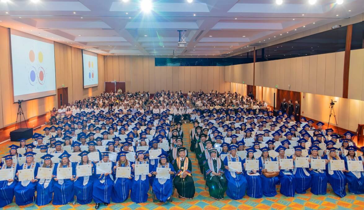 : Graduados de la primera cohorte de “500 Años, 500 Oportunidades” celebran el fruto de su esfuerzo, perseverancia y confianza en que siempre es posible volver a empezar y alcanzar una meta profesional.