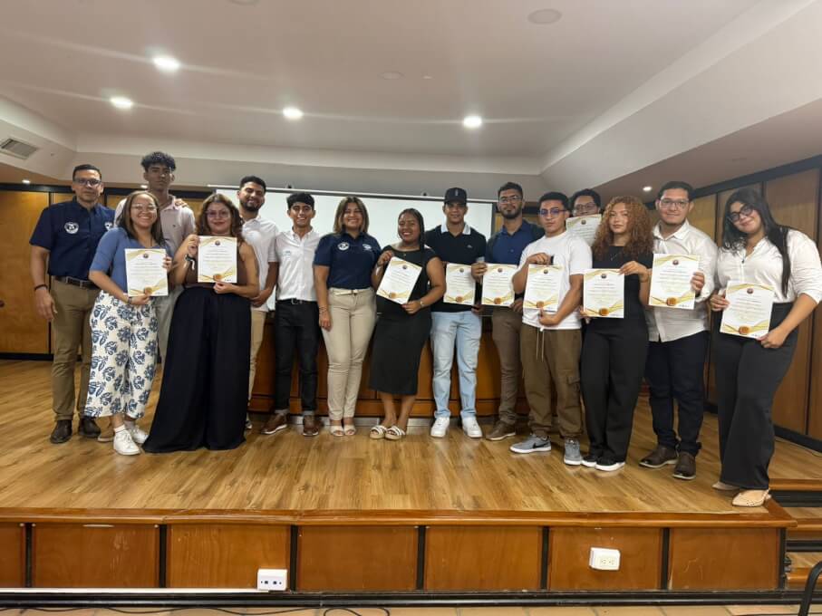 Facultad de Ciencias Empresariales y Económicas reconoce la excelencia académica de sus estudiantes