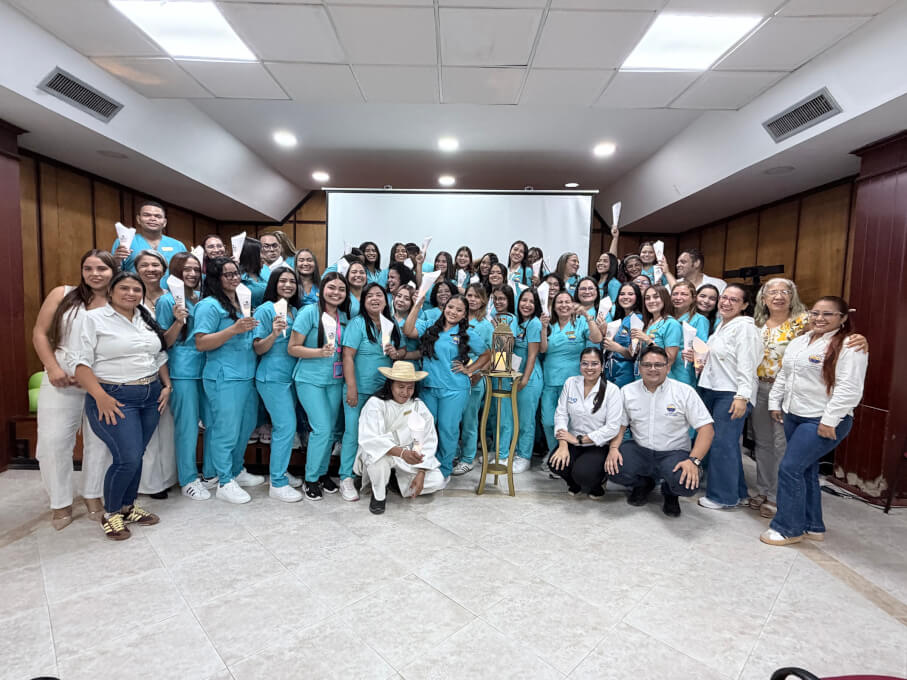 Estudiantes de noveno semestre del Programa de Licenciatura en Literatura y Lengua Castellana participaron en la Ceremonia de la Luz, la Sapiencia y la Esperanza, un espacio que simbolizó la culminación de una etapa formativa y el inicio de nuevos re