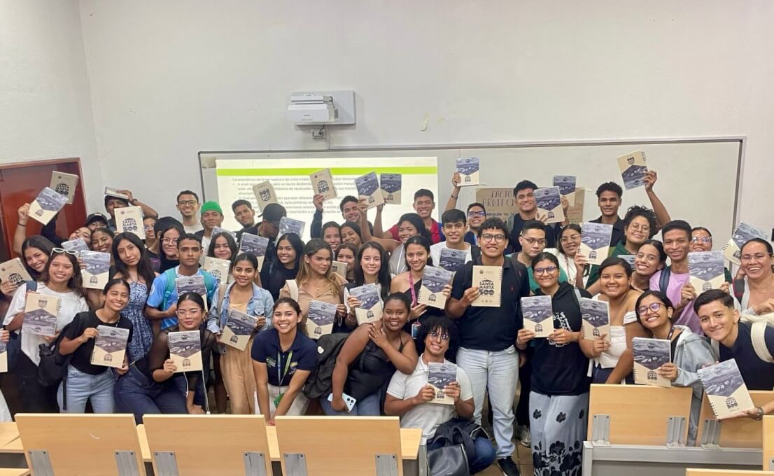 Grupo de estudiantes que finalizaron el diplomado de Liderazgo.
