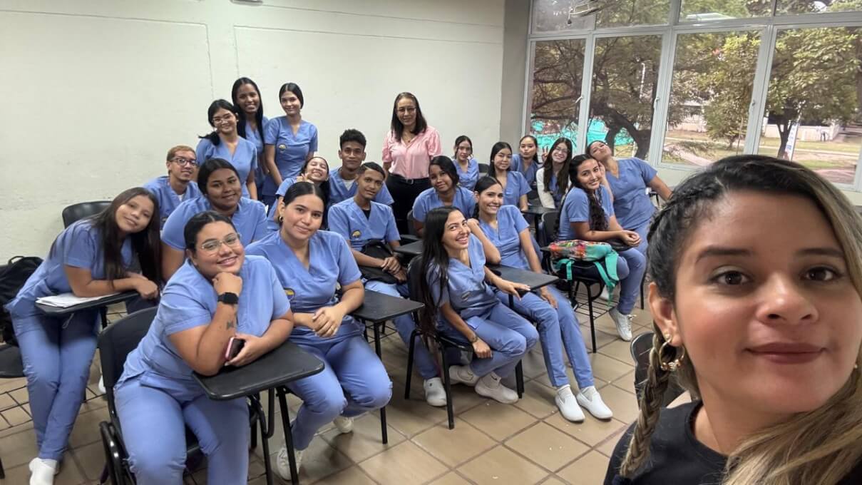 Foto estudiantes del programa tecnico laboral en auxiliar en salud oral