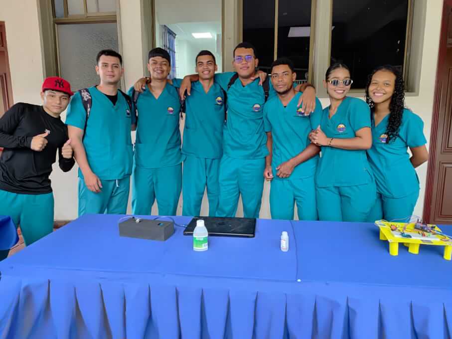 ESTUDIANTES PARTICIPANDO EN SOCIALIZACIÓN DE PROYECTOS FINAL DE SEMESTRE