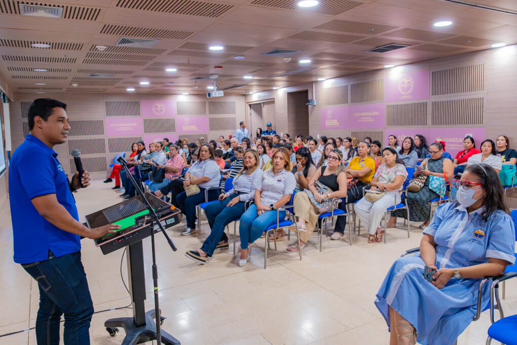 Docentes participan en taller de lineamientos curriculares para fortalecer la educación infantil.