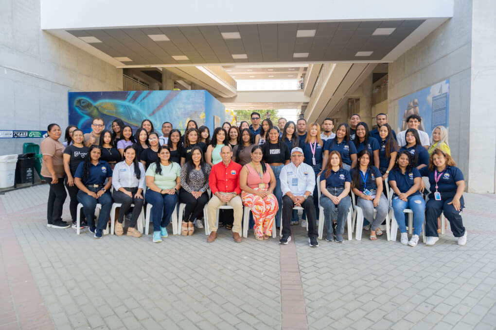 Grupo de Estudiantes con Directivos